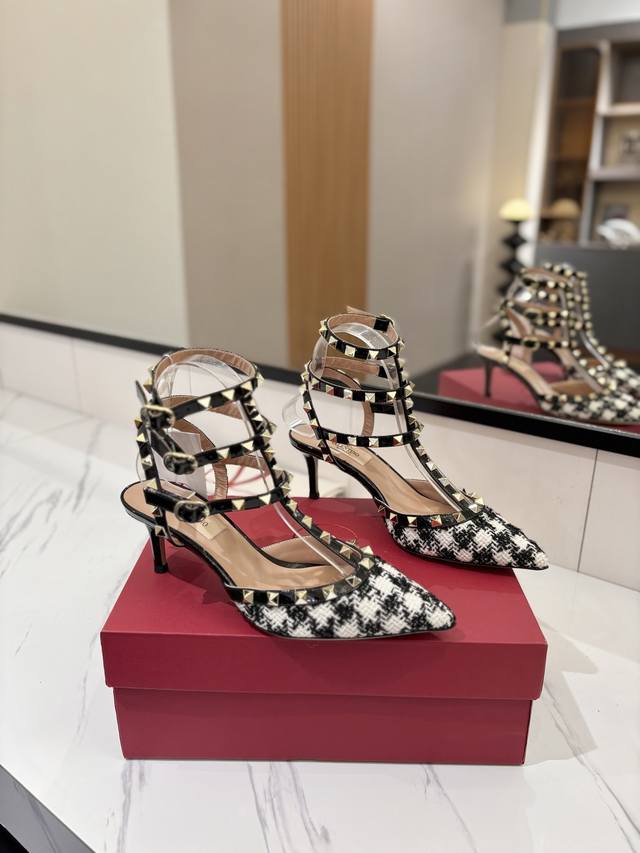 Factory Price: Pp: Valentino 2025 Ss New Release Classic Studded Pointed-Toe San