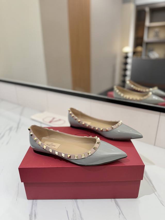 Factory Price: Valentino Valentino Rivet Vt Classic Pointed-Toe Flat Shoes, Top-