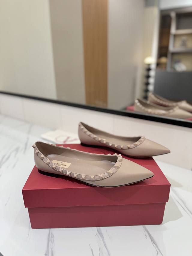Factory Price: Valentino Valentino Rivet Vt Classic Pointed-Toe Flat Shoes, Top-