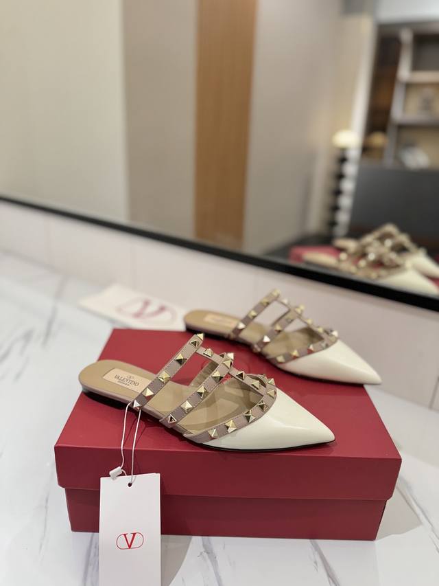 Factory Price: Valentino Valentino Studded Vt Classic Flat-Toe Sandals, Top-Tier