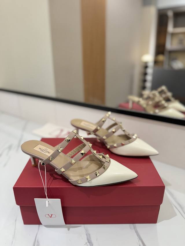 Factory Price: Valentino Valentino Studded Vt Classic 5.0 Pointed-Toe Slippers,