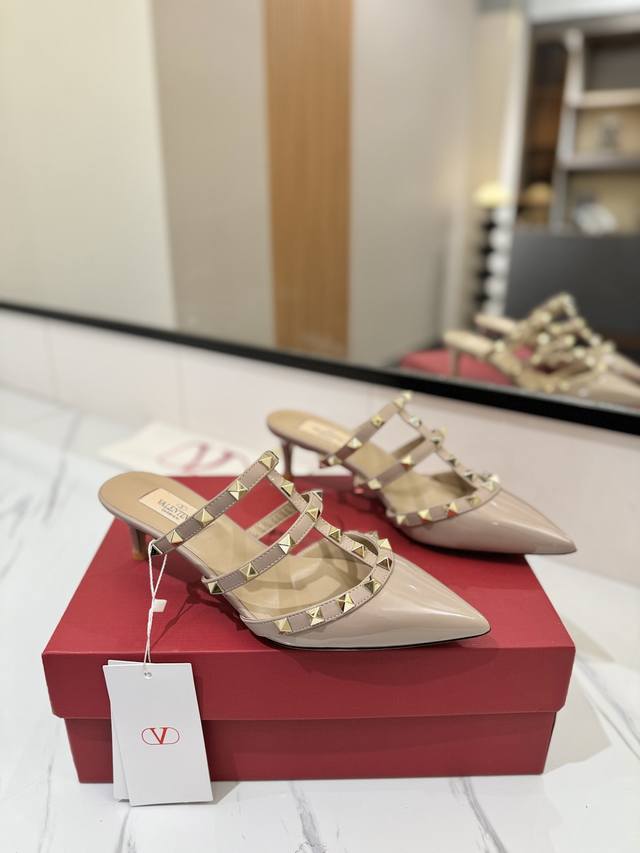 Factory Price Pp: Valentino Valentino Studded Vt Classic 5.0 Pointed-Toe Slipper