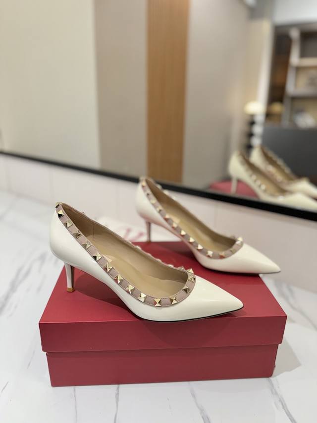 Factory Price: Valentino Valentino Studded Vt Classic Single Shoes, Top-Tier Rep