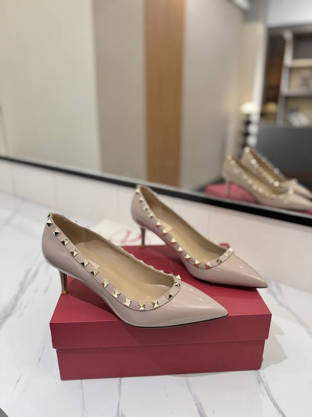 Factory Price: Valentino Valentino Studded Vt Classic Single Shoes, Top-Tier Rep
