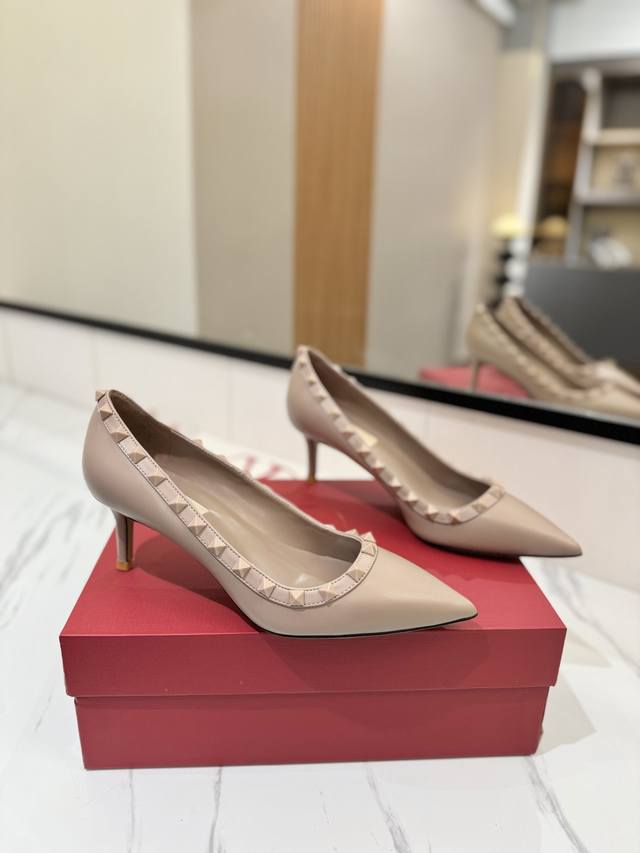 Factory Price: Valentino Valentino Studded Vt Classic Single Shoes, Top-Tier Rep