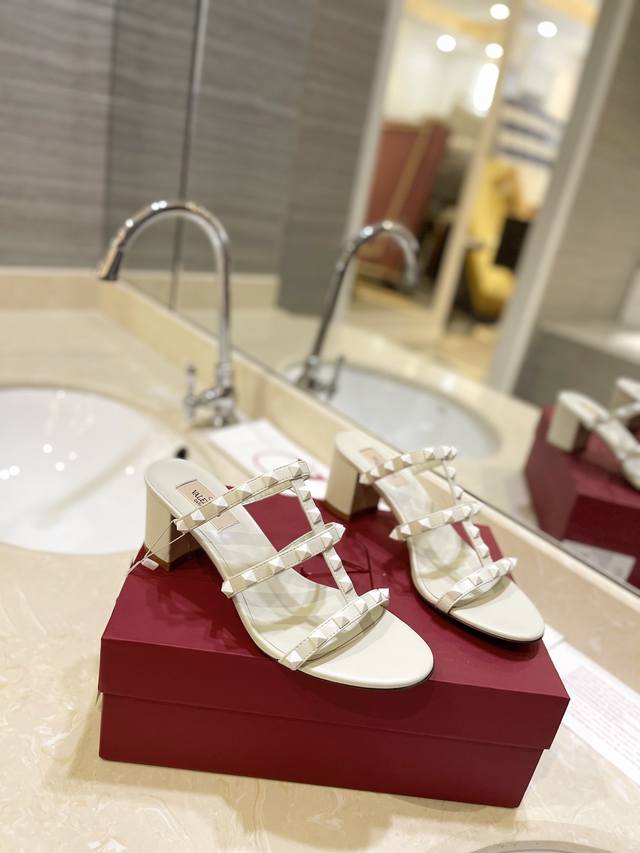P: Valentino 2O2 Grade-A Replica In The Same Color The Classic