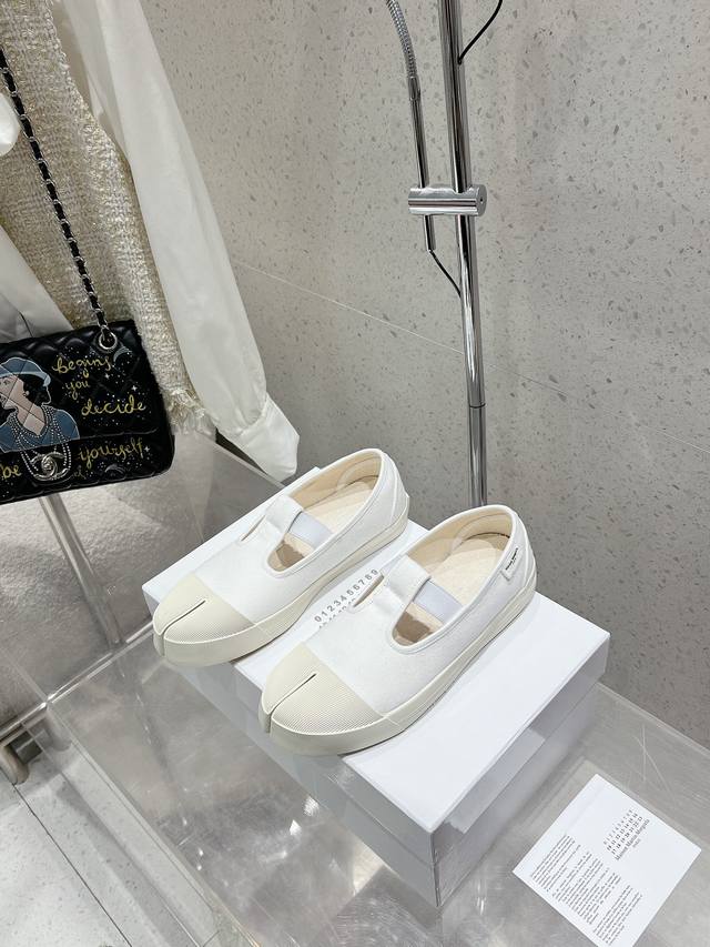 Canvas, Leather, Graffiti Maison Margiela Split-Toe Casual Shoes Must-Have Fashi