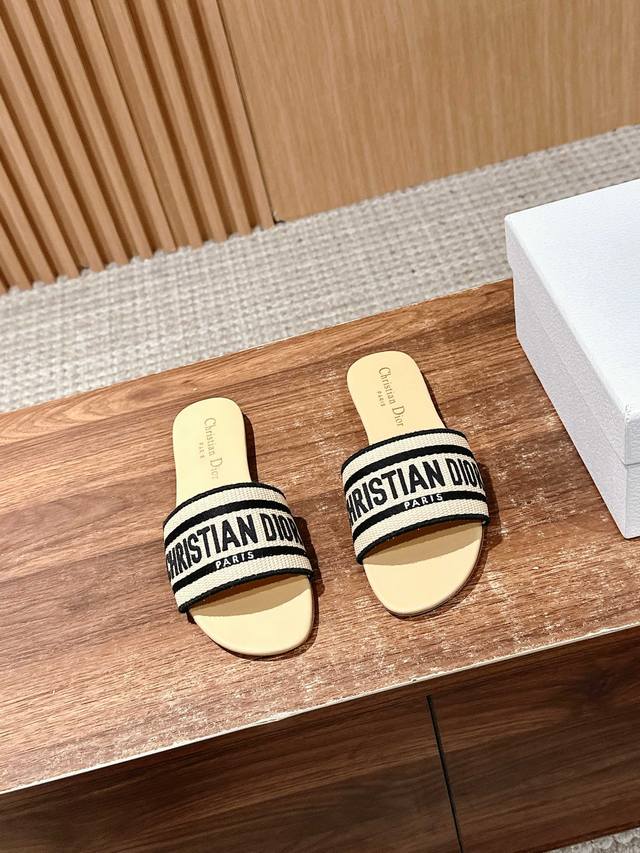 Dior Spring/Summer New Upgrade Embroidered Slippers. These Slippers Are Truly Co