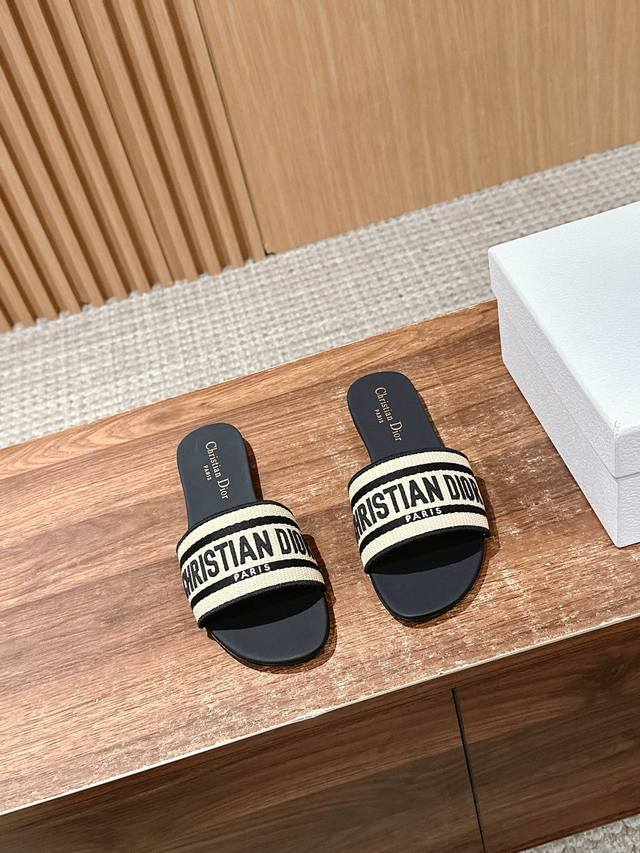 Dior Spring/Summer New Upgrade Embroidered Slippers, These Slippers Are Truly Co