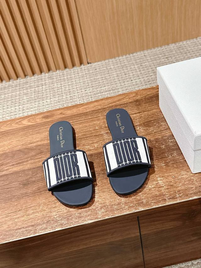 Dior Spring/Summer New Upgrade Embroidered Slippers. These Slippers Are Truly Co