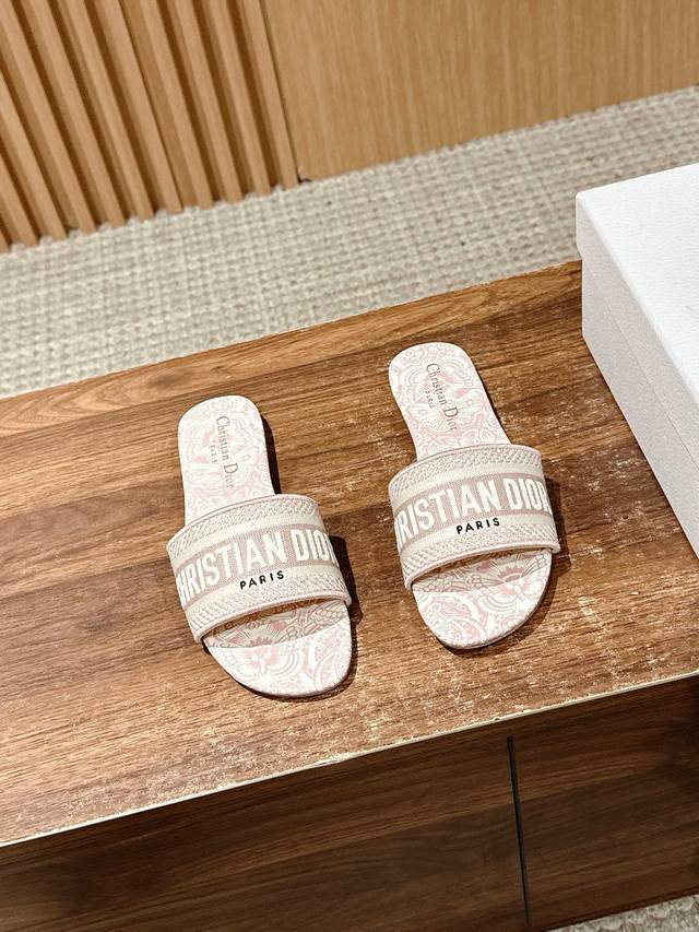 Dior Spring/Summer New Upgrade Embroidered Slippers. These Slippers Are Truly Co
