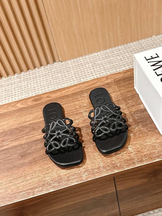 Loewe Spring/Summer New Arrival Slippers - A Must-Have For The Season! Minimalis