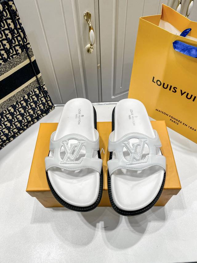 Factory Price: Lv New Flat-Soled Sandals Now Available