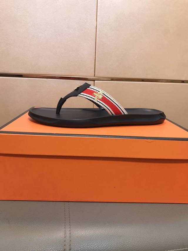 Factory Price Superman-Style Flip-Flops, Fashionable New Design. Gucci Luxury Qu