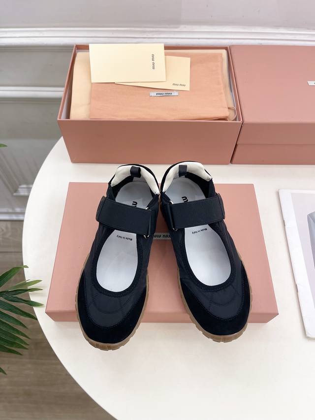 Miu Miu Miu 25 Flagship Store's Latest Runway Design 2025 Early Spring New Tyre