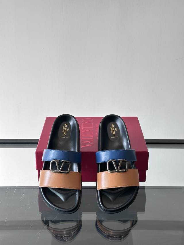 Factory Price P Valentino Men's Spring/Summer New Arrival Metal Logo Flat Sandal