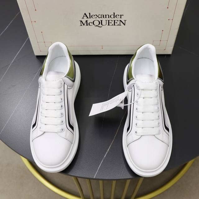 Factory Price: Alexander Mcqueen Couple's Classic Star Bestseller White Sneakers
