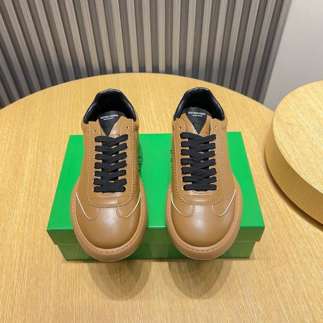 Fabrikpreis Bottega Veneta Interpretiert Den Klassischen Sportschuh Neu. Das Obe