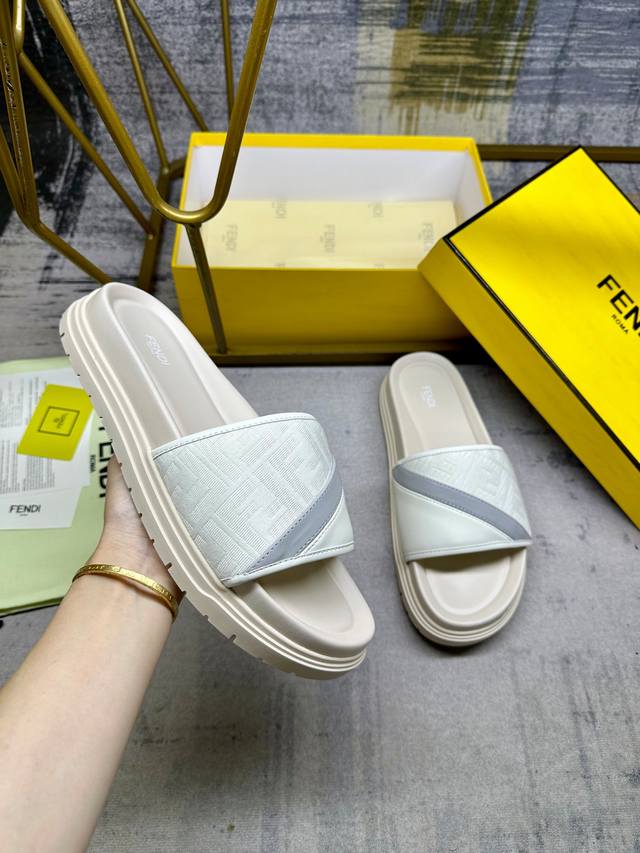 Tats Chlicher Preis: Fendi Neueste Pantoffeln Mit Breiter Polsterung, Graues Ff-