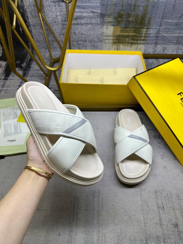 Tats Chlicher Preis: Neueste Fendi-Slipper Mit Gekreuzten Riemen, Graues Ff-Jacq