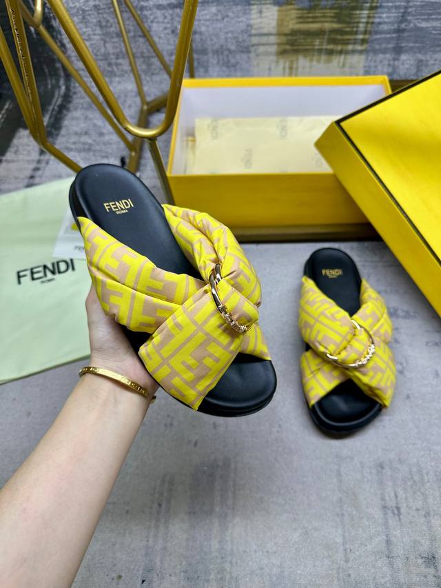 Tats Chlicher Preis: Fendi Neueste Gepolsterte Flip-Flops Mit Zwei Riemen Und Fl