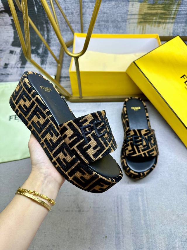 Tats Chlicher Preis: Fendi Neueste Breite Riemchen-Flip-Flops Mit Dicker Sohle,