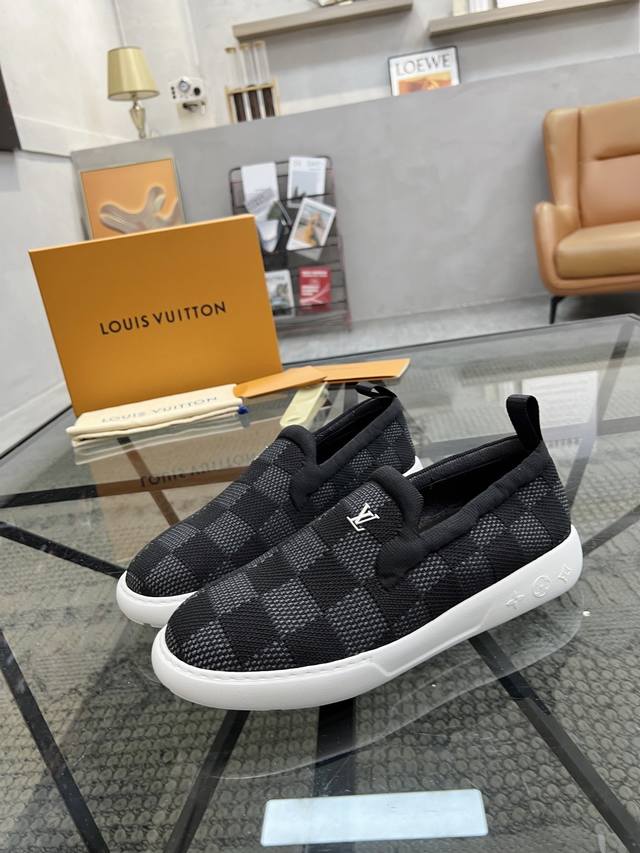 L Top-Eink Ufer, Brandneues Paar Schuhe Von Lu Zhaojie, Gleichzeitig Im Laden Er