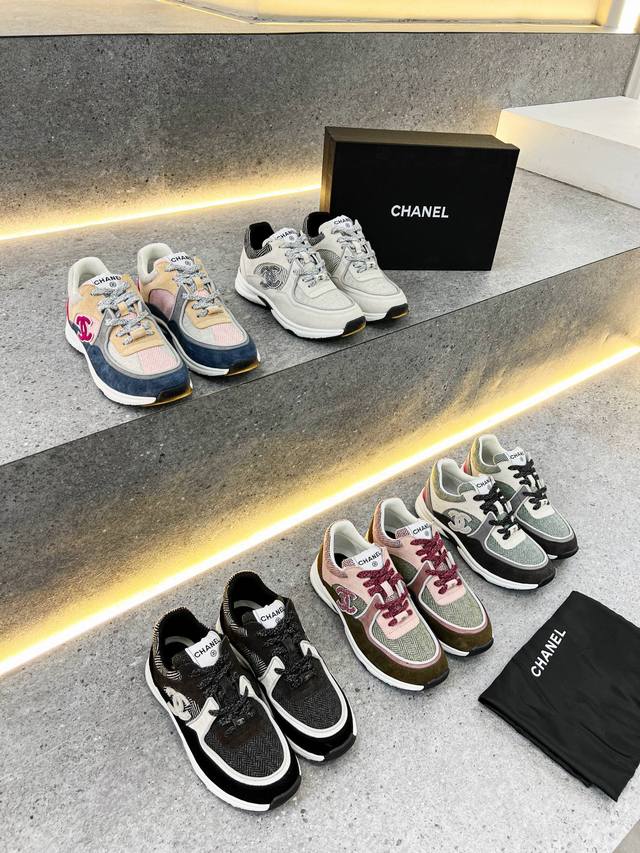 Chanel, Neue Farbe, Freizeitsneaker,Modell Aus Der Chanel-Modenschau In Paris, O