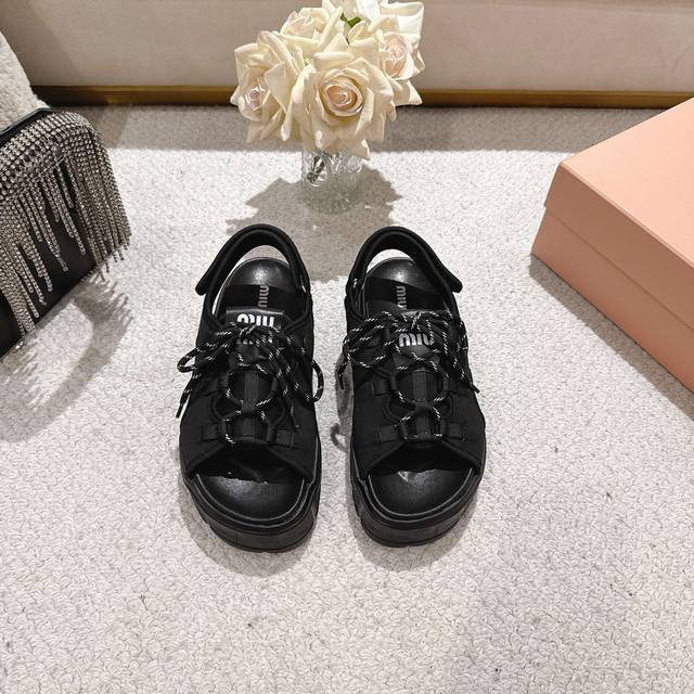Miu Miu Herbst/Winter Neue Modelle Sandalen Mit Dicker Sohle Miu Miu Neue Modell