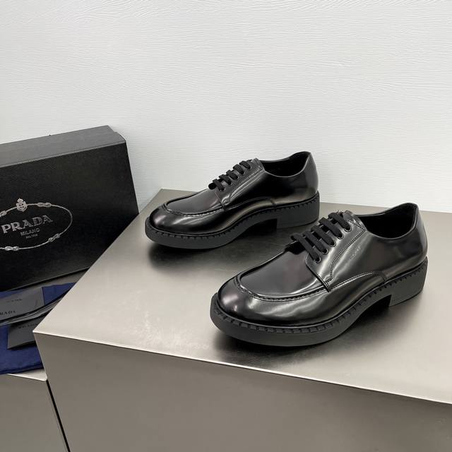 Prada Prada Derby-Schuhe Aus Gl Nzendem Leder Die Verk Rperung Von Eleganz Und M