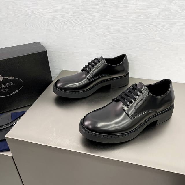 Prada Prada Derby-Schuhe Aus Gl Nzendem Leder Der Inbegriff Von Eleganz Und Mode