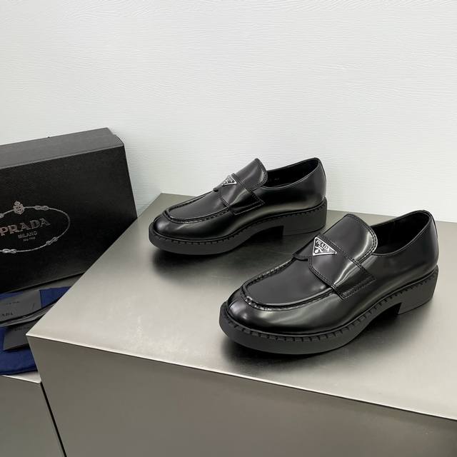 Prada Prada Chocolate Loafer Aus Gl Nzendem Leder Dieser Klassische Herren-Loafe