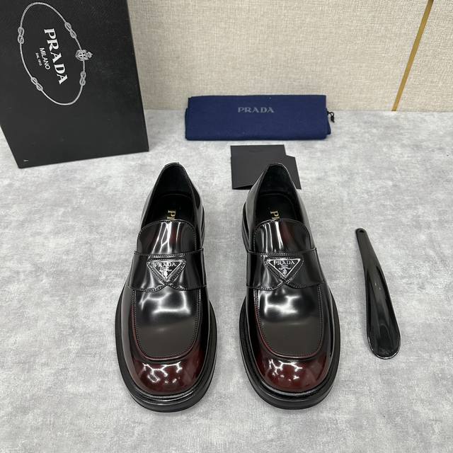 P Neue Produkte Von Prada: Loafer Mit Dicker Sohle Und Eckiger Spitze, Derby-Sch