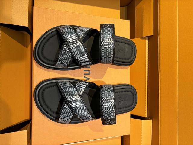 Dieses Modell Lv Oasis Flip-Flops Aus Monogram-Kalbsleder Mit 5D-Druck, Lv-Logo,