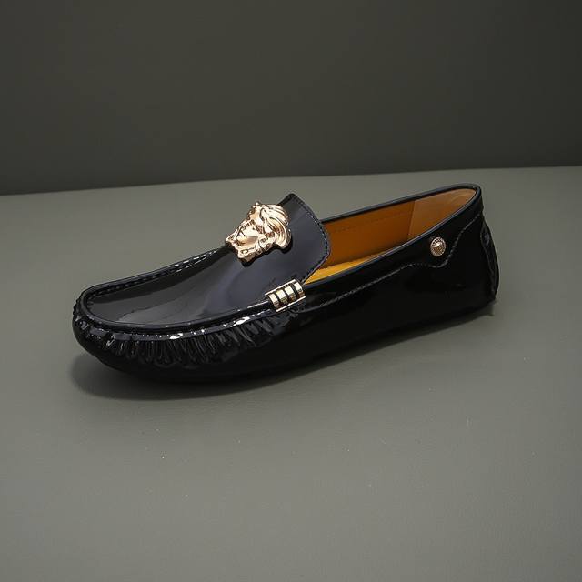 Marke Versace, Original, Obermaterial Aus Importiertem Lackleder + Medusa, Die G