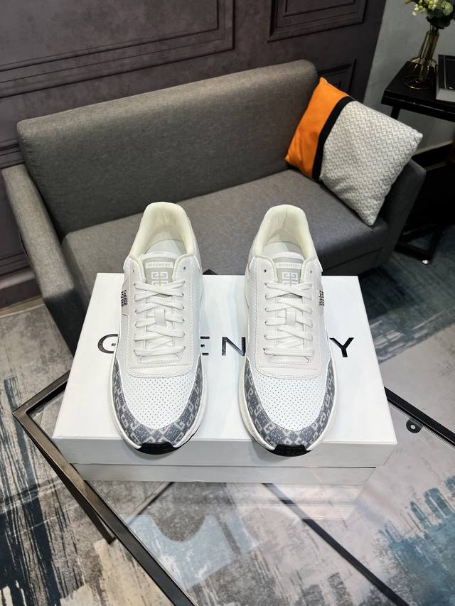 G I V E N C H Y Givenchy, Neues Modell, Gleichzeitig Im Laden Erh Ltlich, Jeder
