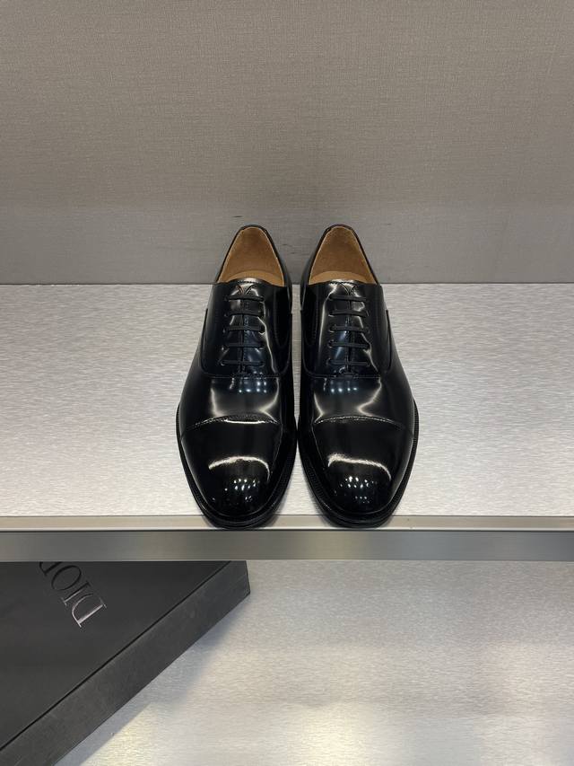 D Herrenlederschuhe Interpretiert Das Elegante Markenzeichen Neu Und Kombiniert