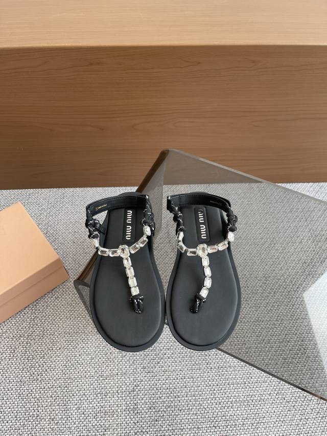 Miumiu Neue Show-Modelle Zehensteg-Flats Sandalen Mit Riemchen Und Strasssteinen