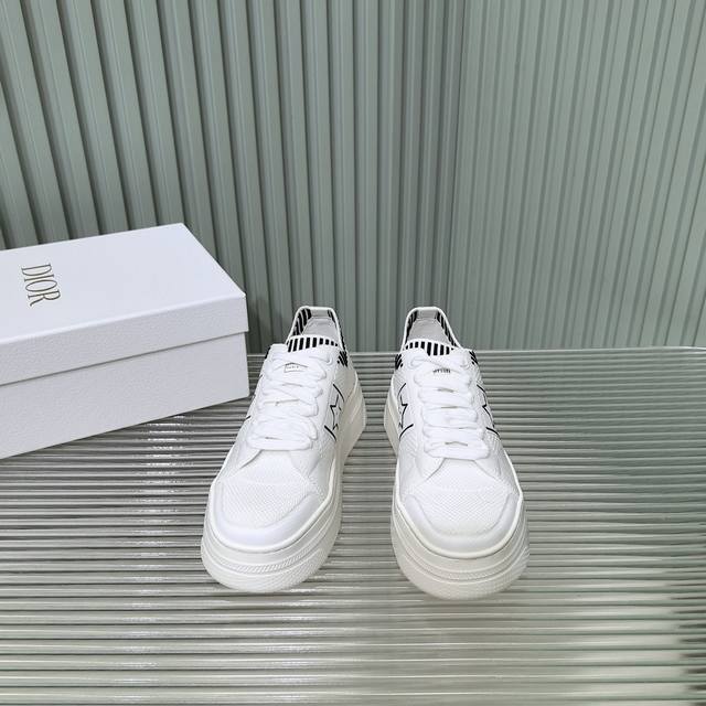 Modell Mit Dicker Sohle Die Dior Star Sneakers Aus Der Fr Hjahr/Sommer-Kollektio