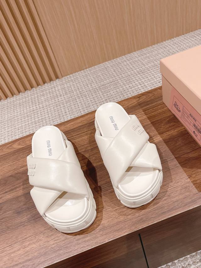 Miu Miu Neue Sandalen Mit Gekreuzten Riemen Und Dicker Sohle Diese Sandalen Aus