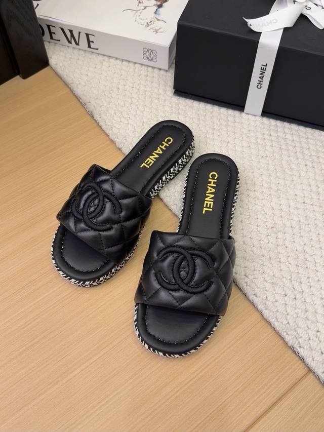 Chanel Fr Hlingsneuheit: Flache Pantoletten Mit Doppelter C-Stickerei Originalfo