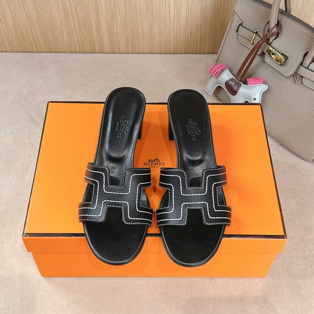 Modell Mit Blockabsatz Und Stickerei Hermes Hermes H-Slipper Oasis Sandalen-Seri