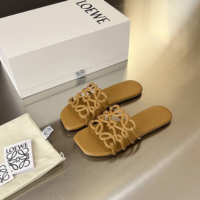 Loeve 2025 Sommer-Hit Weiches Rindsleder Petal Anagram Durchbrochene Sandalen Ne