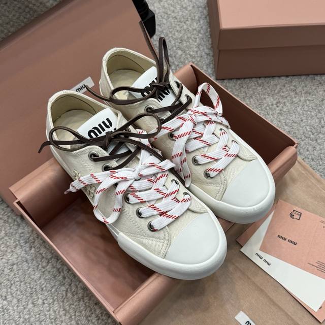 Modisches Modell Miu Miu Fr Hjahr/Sommer 2025 Laufsteg-Canvas-Freizeitschuhe Zwe