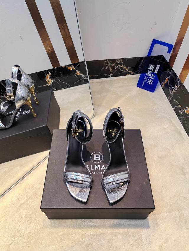 Fabrikp, * Balmain Herbst/Winter 2025 Neueste Kollektion Laufsteg Halbmond-Metal