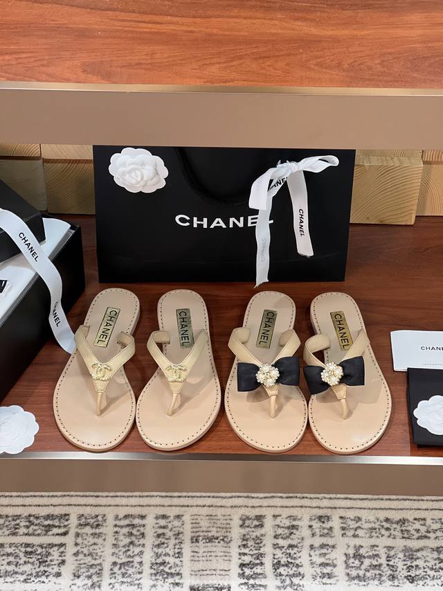Chane Kleine Chanel-Sandalen Im Grandma-Stil Mit Zehensteg Und Fersenriemen. Die
