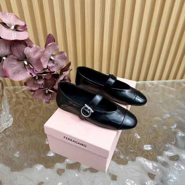 Ferragamo Ferragamo 25Aw Inspiriert Von Der Audrey-Serie Aus Dem Letzten Jahrhun