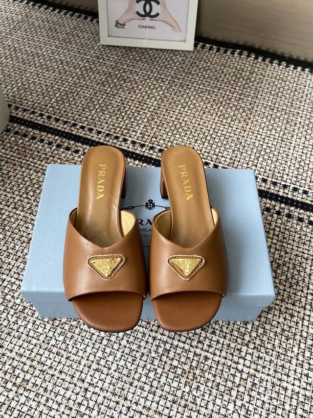 Prada Prada Fr Hjahr/Sommer Neue Dreieck-Marke, Quadratische Spitze, Klobige Abs