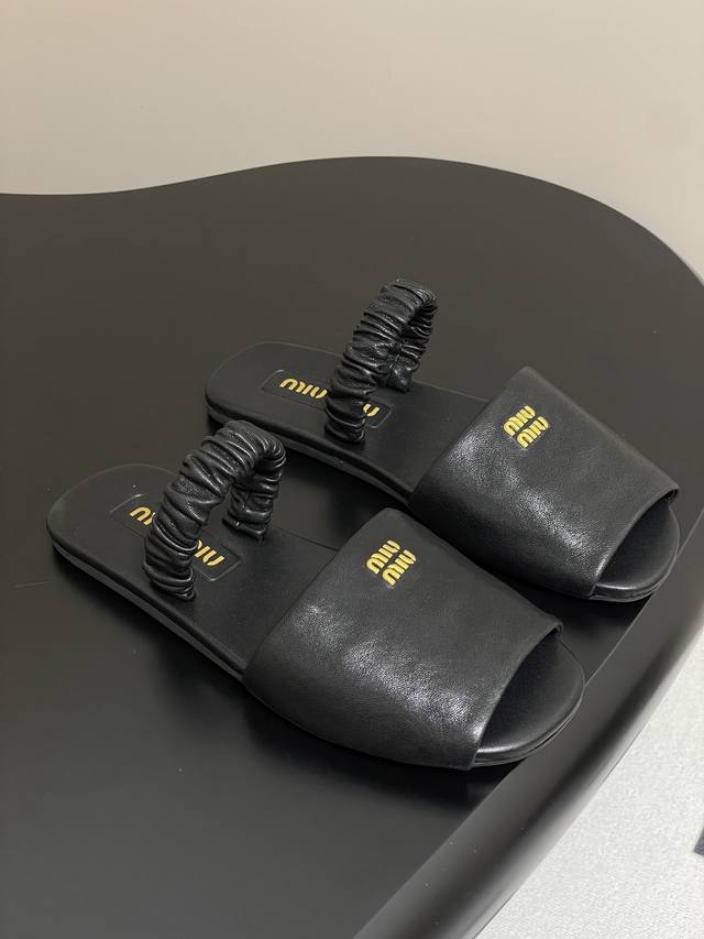 Miumiu Miu Miu 25Ss Fr Hlingsneuheit Slipper Mit Elastikband Und Flachem Absatz