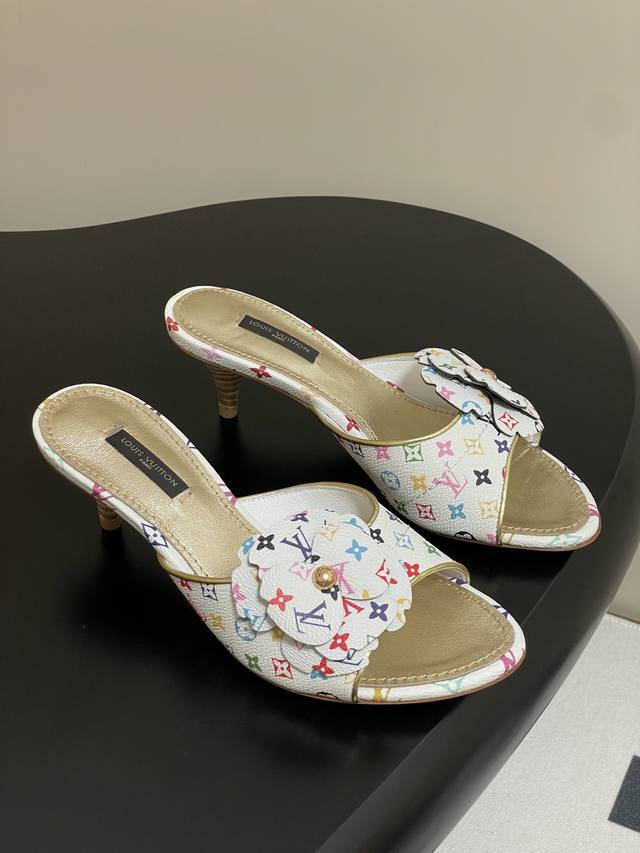 25Ss Neue Louis Vuitton Lv Flip-Flops Mit Katzenabsatz Und Blumenmuster Diese Lv